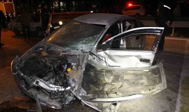 Amasya'da kontrolden çıkan otomobil duvara çarptı: 3 yaralı