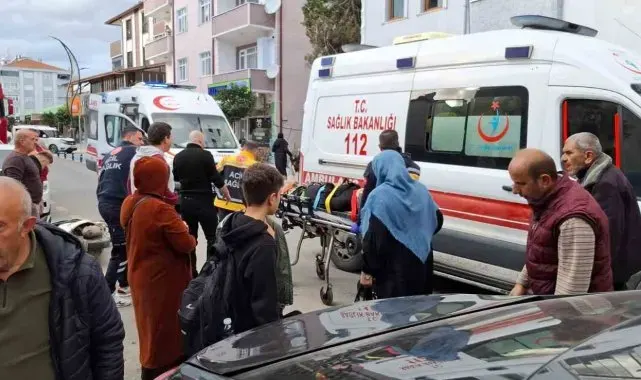 Lastiği patlayarak kontrolden çıkan motosiklet kadına çarptı: 2 yaralı