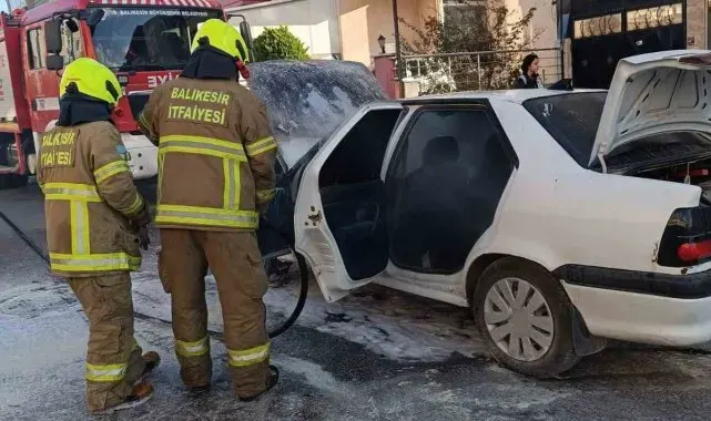 Trafik ışıklarında bekleyen otomobil bir anda alev aldı