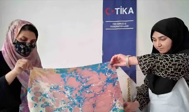 TİKA, Herat'ta kadınlara ebru sanatı eğitim atölyesi kurdu