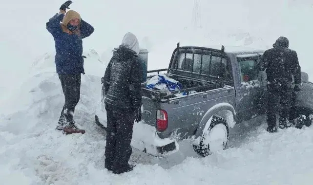 Macahel'de kar sürprizi: Mahsur kalan Fransız turistler kurtarıldı