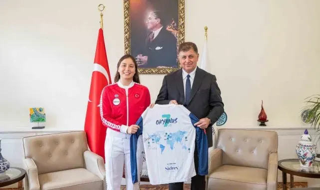 İlklere imza atan İzmirli yüzücü Bengisu Avcı, Başkan Tugay'la buluştu