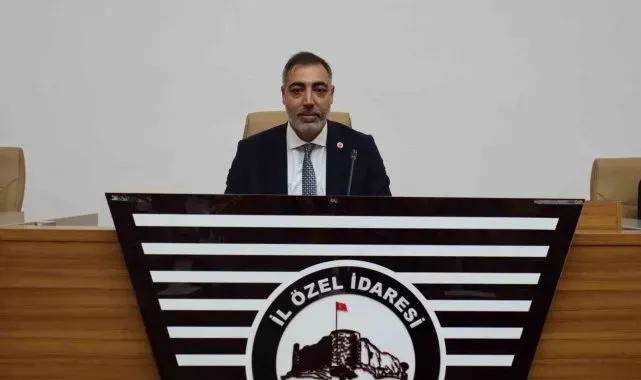 Makam aracı yerine özel aracını kullanıp kamuda tasarrufa örnek oluyor