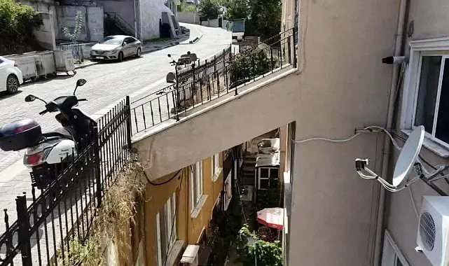 Şile'de üstünden yol geçen bina görenleri şaşkına çeviriyor