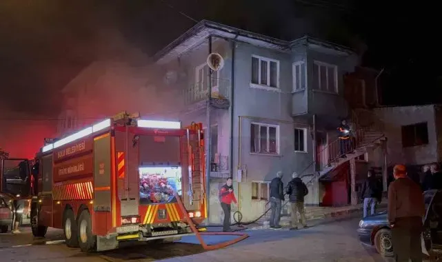 Bolu'da 3 katlı evde yangın çıktı