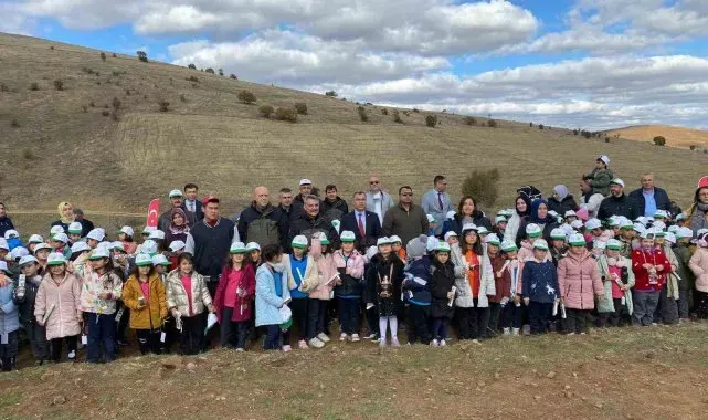 'Çocuklar fidanıyla büyüsün' projesinin ilk fidanları toprakla buluştu