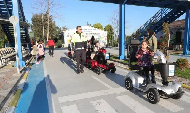 Sultangazili çocuklara uygulamalı deprem ve güvenli trafik eğitimi