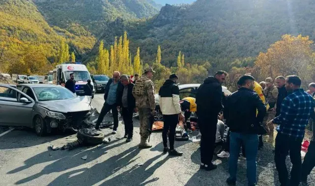 Şırnak'ta 2 otomobil çarpıştı: 6 yaralı