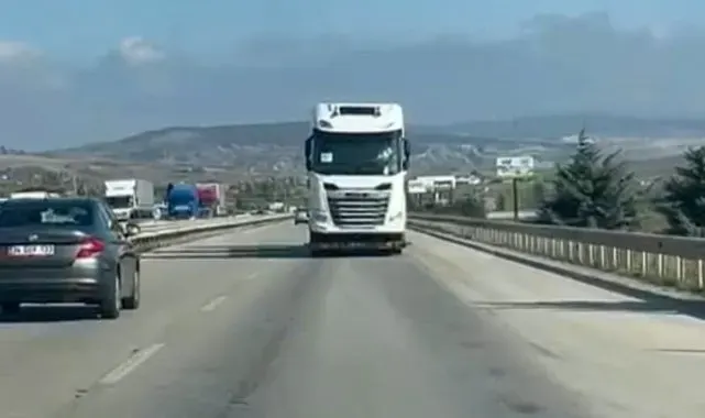 Yolda geri gider gibi görünen tır vatandaşları şaşırttı, gerçek sollama yapılınca anlaşıldı
