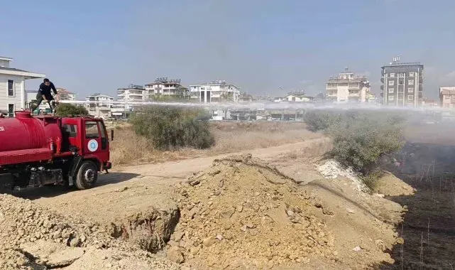 Manavgat'ta çalılık yangını, evlere ulaşmadan söndürüldü