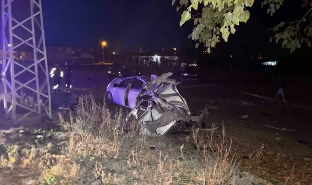 Amasya'da alkollü sürücünün kullandığı otomobil ağaca çarparak parçalandı: 2 ölü, 2 yaralı