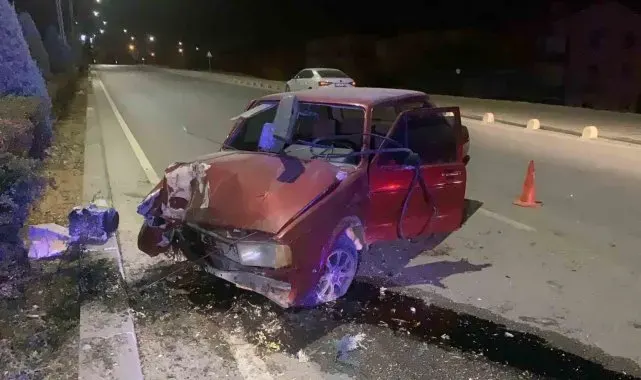 Karaman'da aydınlatma direğine çarpan otomobilin sürücüsü yaralandı