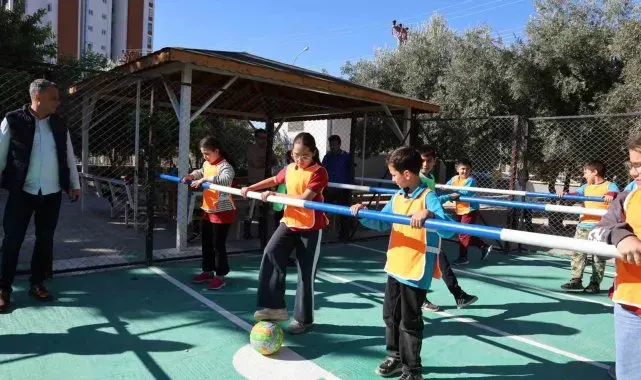 Okul bahçesinde canlı langırt, renkli görüntüler oluşturdu