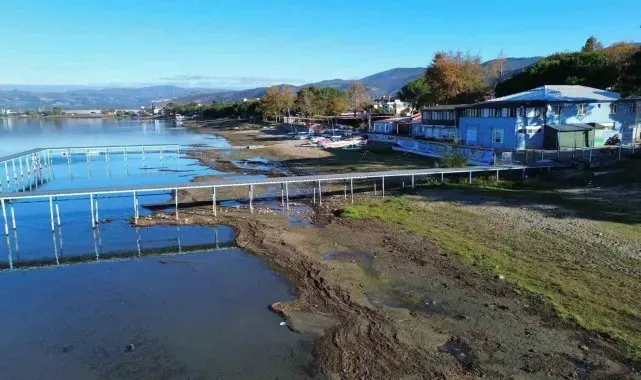 İznik Gölü'nün en büyük iskelesi de karaya oturdu
