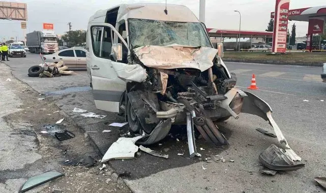 Şanlıurfa'da işçi servisi ile tır çarpıştı: 12 yaralı