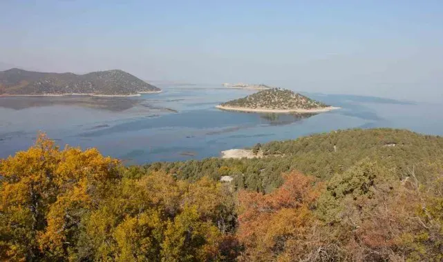 Beyşehir Gölündeki Hacıakif Adası doğa tutkunlarının ilgi odağı