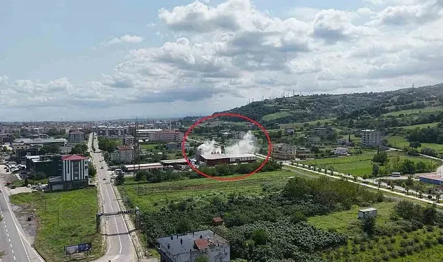 Fabrika bacasından çıkan duman korkuttu