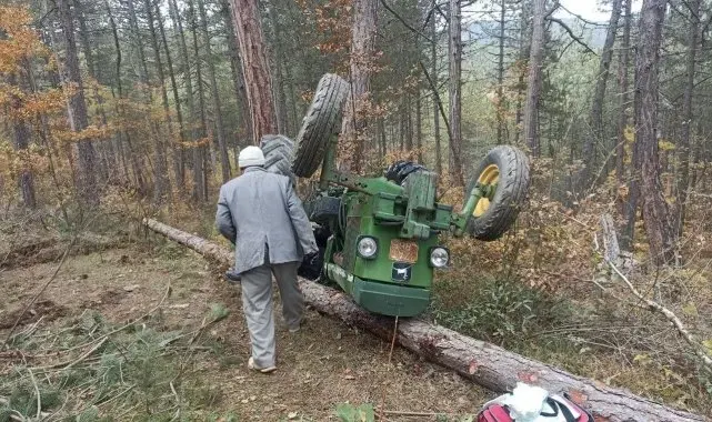 Devrilen traktörün altında kalan sürücü hayatını kaybetti