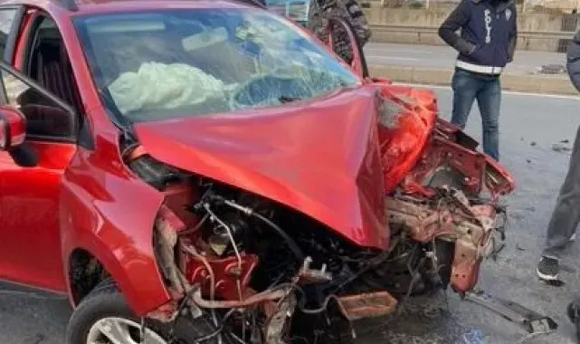 D-100'de feci kaza: Otomobilin motoru yola savruldu
