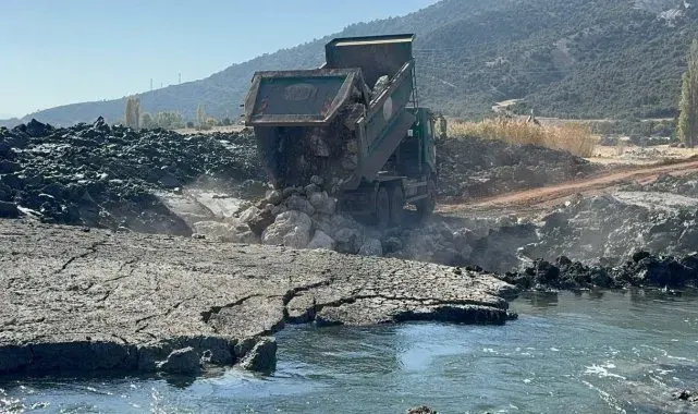 Eğirdir Gölü'nde oluşan düdenler iş makineleriyle kapatılıyor