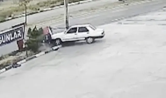 Otomobilin refüje çıkıp direği devirdiği kaza kamerada