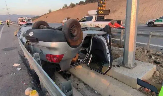 Aydın-Denizli otoyolunda otomobil takla atıp ters döndü: 3 yaralı