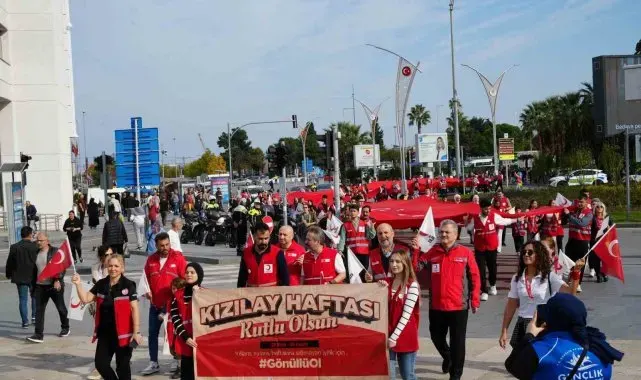 Türk Kızılay'dan bayrak yürüyüşü