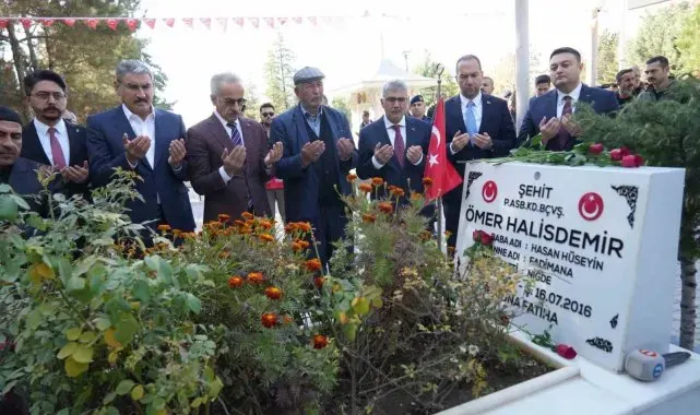 Bakan Uraloğlu, şehit Ömer Halisdemir'in kabrini ziyaret etti