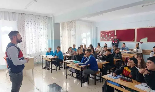 Jandarmadan 141 öğrenci ve 8 öğretmene siber farkındalık eğitimi
