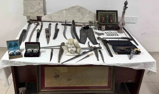 Durdurulan araçtan kaftandan kılıçlara çok sayıda eser çıktı