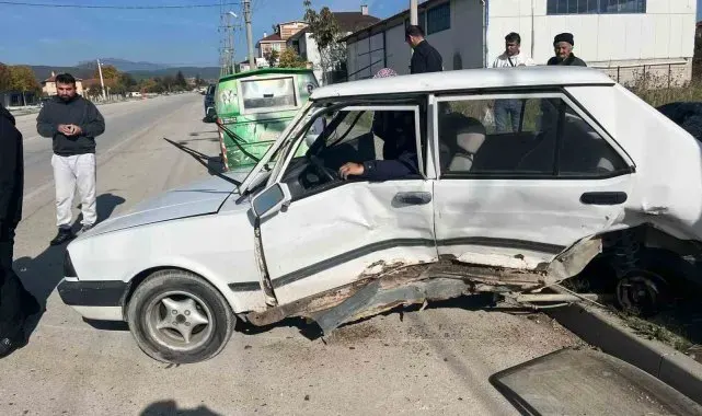 Feci kazada Fiat Tofaş hurdaya döndü: 2 yaralı