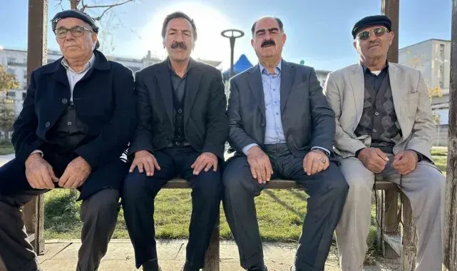 Yüksekova'da vatandaşlar yazdan kalma günlerin keyfini sürüyor