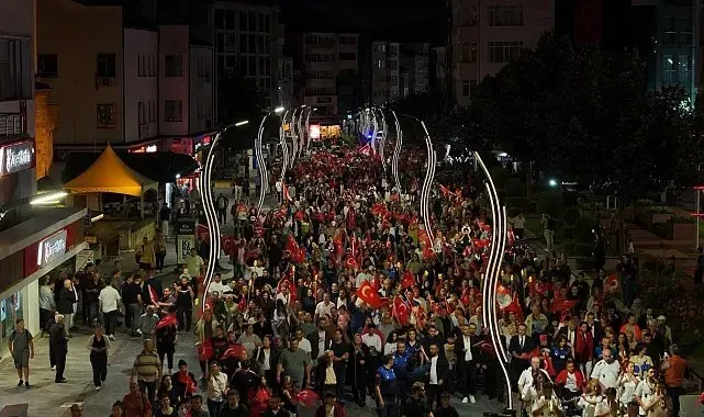 Bolu'da 30 Ağustos Zafer Bayramı fener alayıyla kutlandı