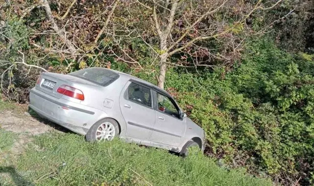 Otomobilini mıcıra kaptırdı, ağaçlık alana savruldu