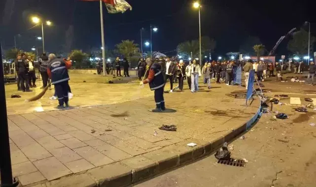 Konser sonrası "Sahne bizde" deyip çevreyi yedi dakikada temizlediler
