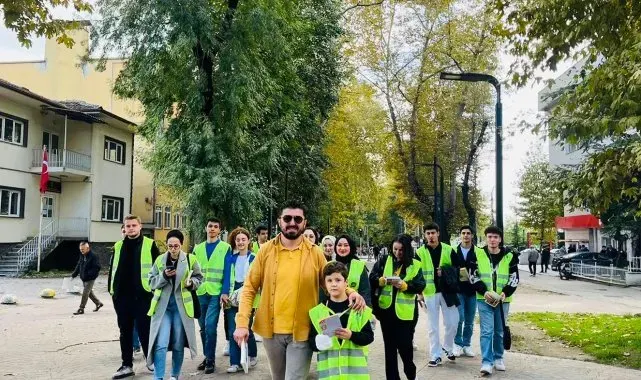 Hendek Meydanı'nda kitap okuma etkinliği