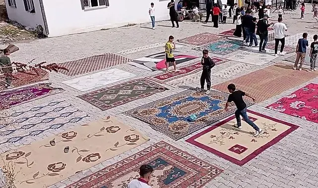 Halı sahaları olmayınca 20'den fazla halıyı yan yana serip kendi sahalarını yaptılar