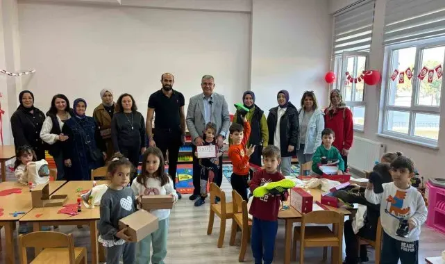Başkan Elbi sözünü tuttu, Karabiga'daki tüm çocuklara ayakkabı hediye edildi