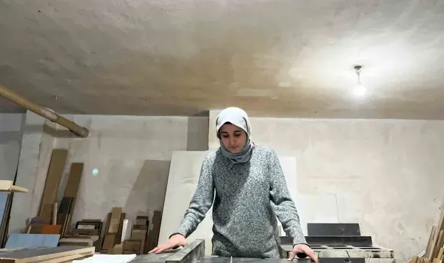Açık lisede okuyan 17 yaşındaki Sima 10 yıldır babasından marangozluk mesleğini öğreniyor