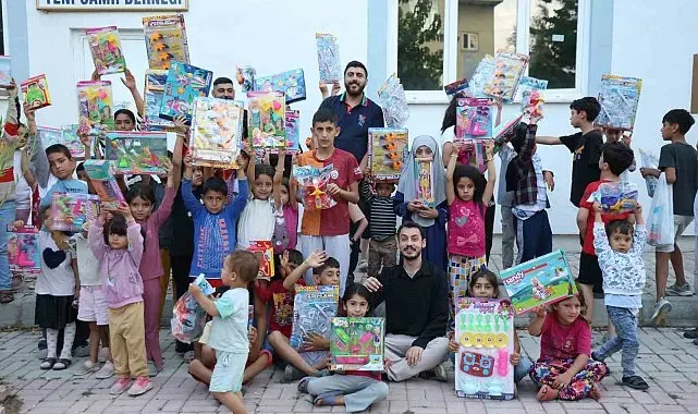 Elazığ'da Rojin Kabaiş anısına, çocuklara oyuncak dağıtıldı