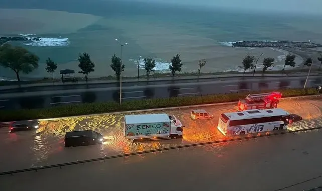 Giresun'da sağanak yağış Karadeniz Sahil Yolu'nu suyla doldurdu