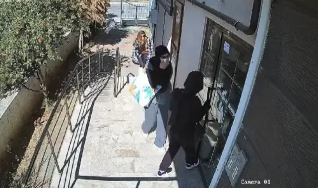 Plastik şişe ile kapıları açıp, evleri soyuyorlardı
