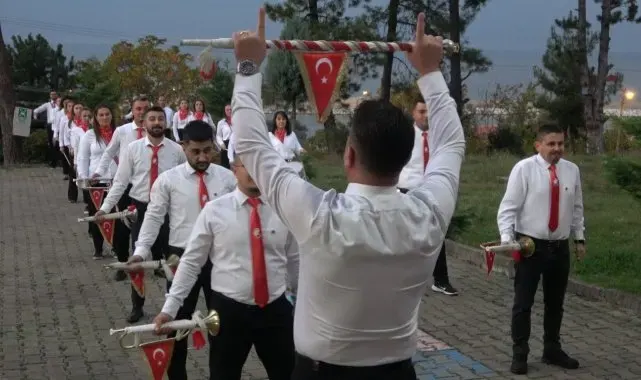 Halk bandosu ilk gösterisini Fener Alayı'nda sergiledi