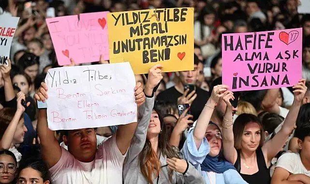 Gaziosmanpaşa'da Yıldız Tilbe, İstiklal Marşı'nı 200 bin kişiyle okudu