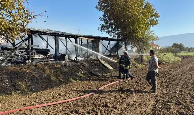 Anız yangınında tarım aletleri kül oldu