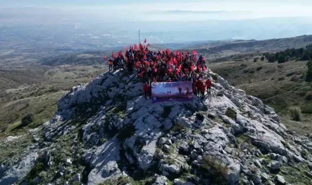 Kösedağ'ın zirvesine dev Türk bayrağı