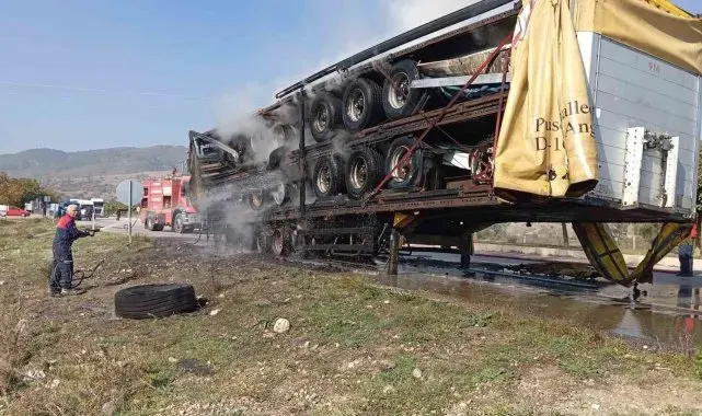 Amasya'da hurda yüklü tırın dorsesi alevlere teslim oldu