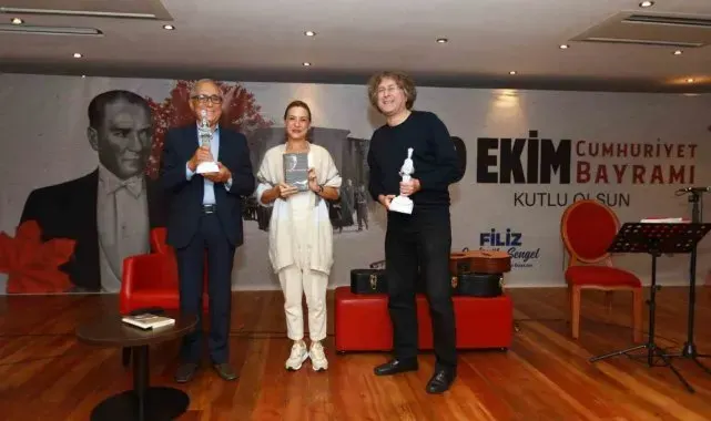 "Cumhuriyet'in Aydınlığı" mısralarla melodileri buluşturdu