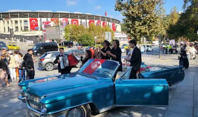 Opera İkizlerinden Dolmabahçe Sarayı önünde Cumhuriyet kutlaması