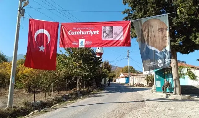 Şehzadeler'de meydanlar bayrak ve Atatürk posterleriyle donatıldı